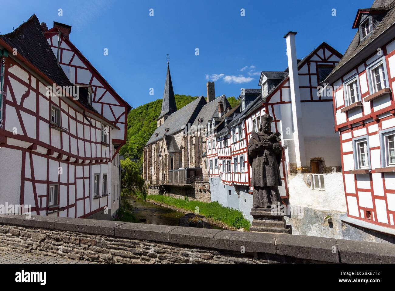 Vista da un vecchio ponte sul fiume elz e case a graticcio a Monreal, Eifel, Germania Foto Stock