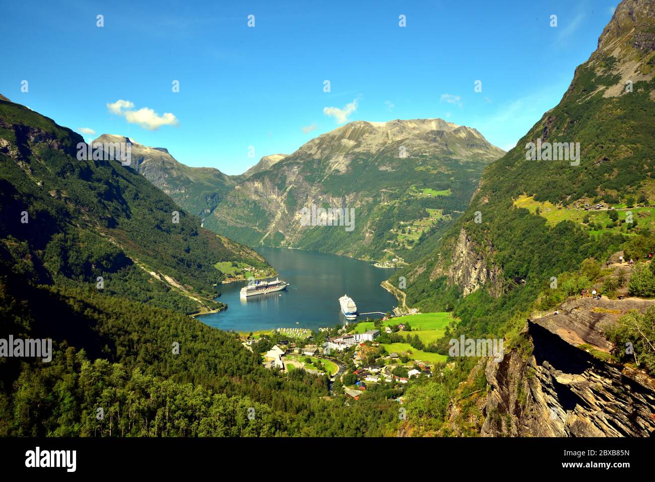 Vista di Geiranger e Geirangerfjord dal punto di vista Flydalsjuvet, con due navi da crociera ancorate nel fiordo. Foto Stock