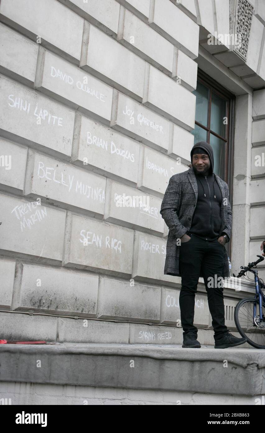 I nomi delle vittime del razzismo sistemico sono scritti sui muri di un edificio istituzionale nel centro di Londra, nel Regno Unito, come parte delle proteste globali. Foto Stock