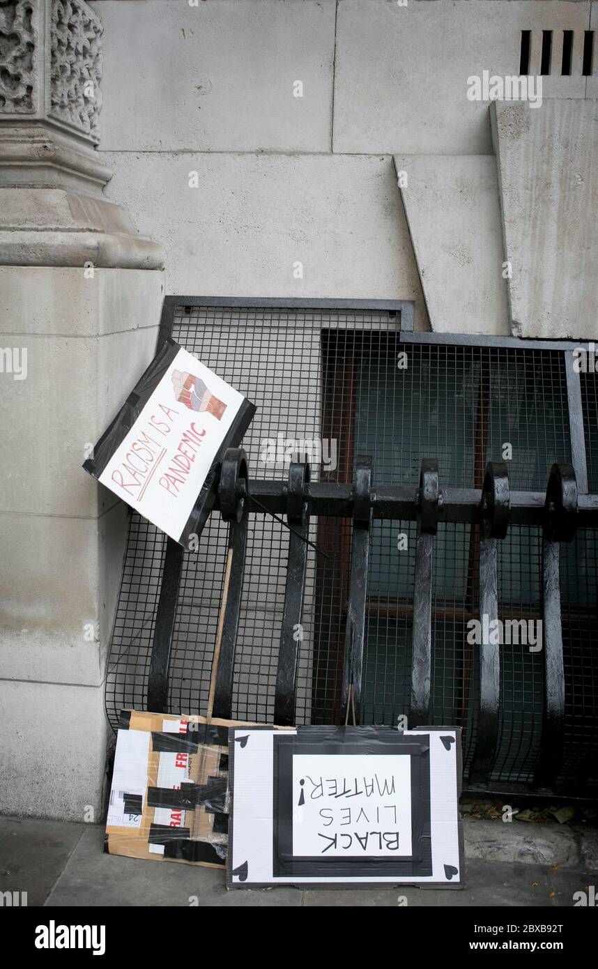 I cartelli sono rimasti sulle ringhiere alla fine della protesta contro il razzismo sistemico nel Regno Unito e negli Stati Uniti, tenutasi nel centro di Londra, Regno Unito. Foto Stock