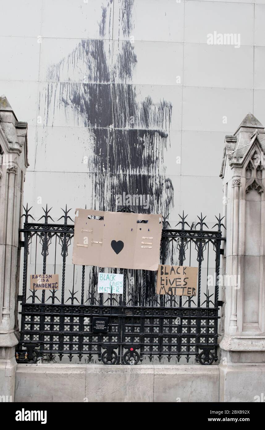 I cartelli sono esposti sulle ringhiere del Parlamento durante la protesta antirazzista tenuta nel centro di Londra. Foto Stock