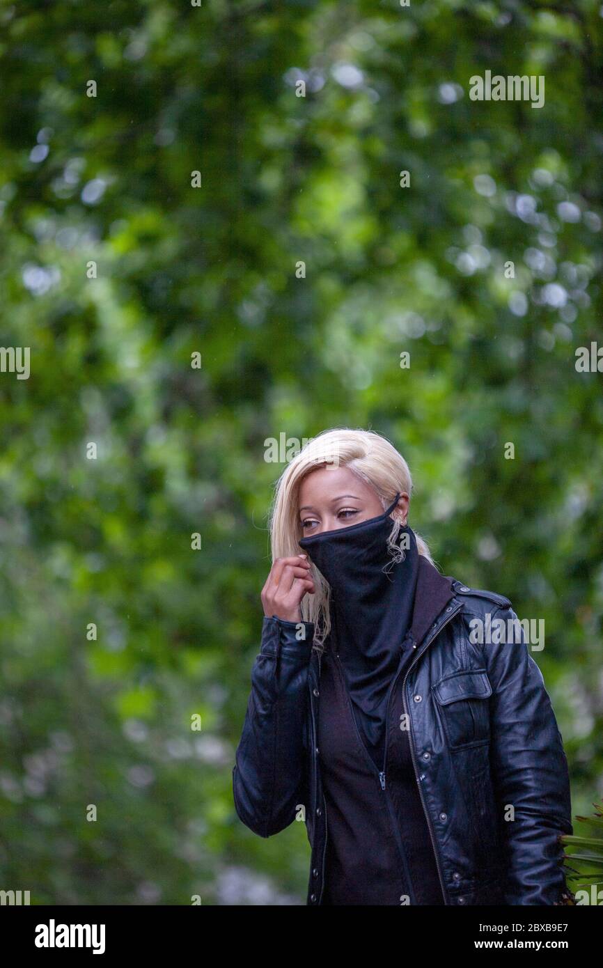 Attrice Imarn Ayton, indossando una giacca nera in pelle e copri viso, alla protesta Black Lives Matter UK, Parliament Square, Londra, Inghilterra UK Foto Stock