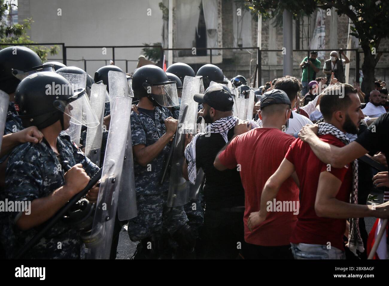 Beirut, Libano. 8 gennaio 2020. I dimostranti anti anti e gli agenti di polizia hanno fatto un'offuscata durante una protesta contro il governo libanese e la crisi economica. Credit: Marwan Naamani/dpa/Alamy Live News Foto Stock