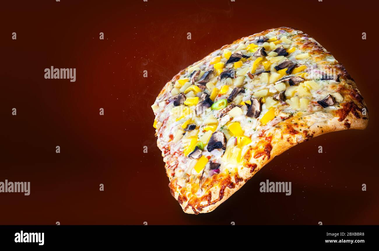 Deliziosa pizza di pollo al pane con aglio quadrato caldo a metà con formaggio, ananas, funghi, pomodori, cipolla e peperoni. Vapore e formaggio spri Foto Stock