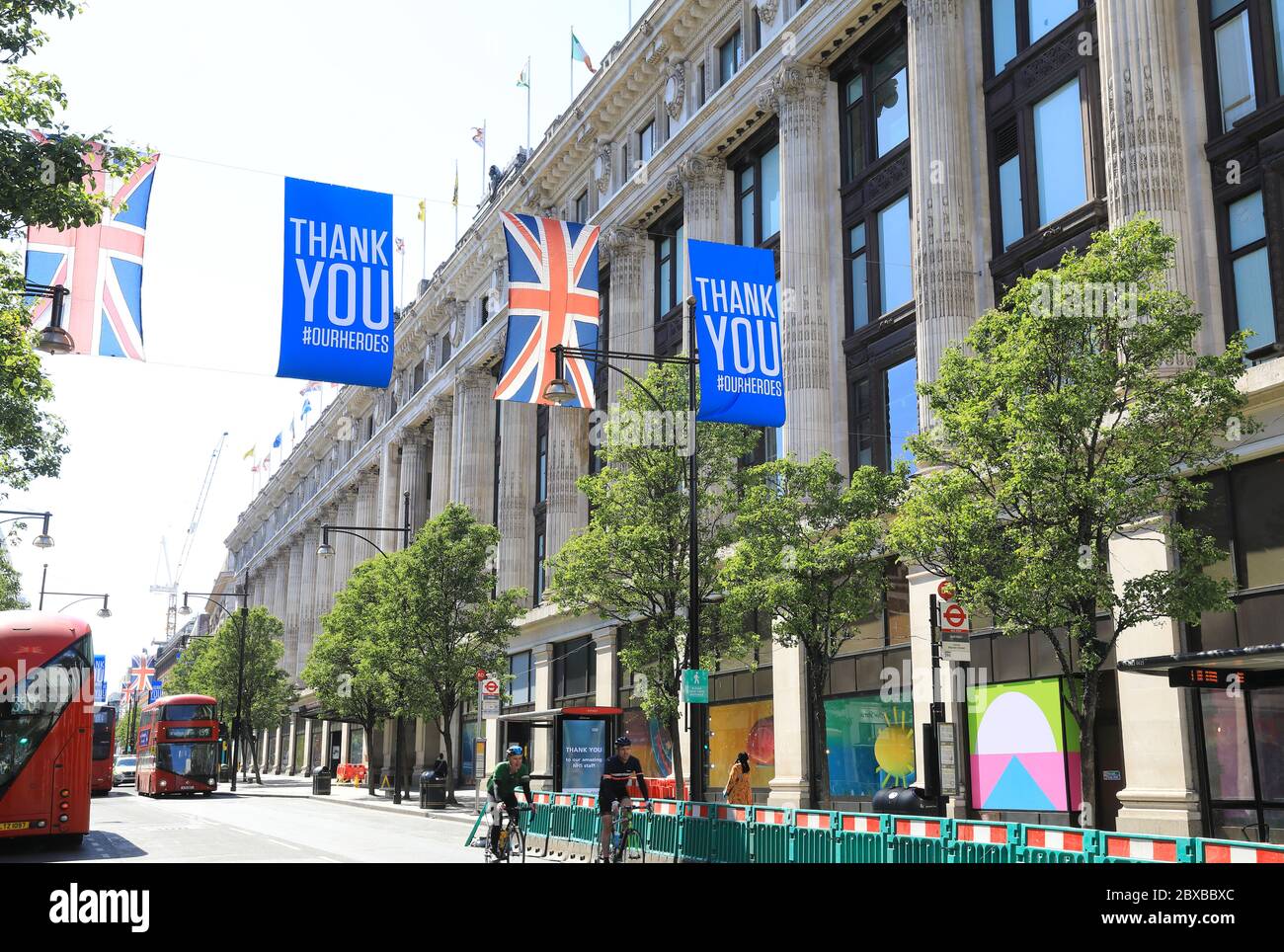 Oxford Street, di Selfridges, si prepara ad accogliere le persone quando i negozi non essenziali riaprono il 15 giugno, come le restrizioni del coronavirus facilità, a Londra, Regno Unito Foto Stock