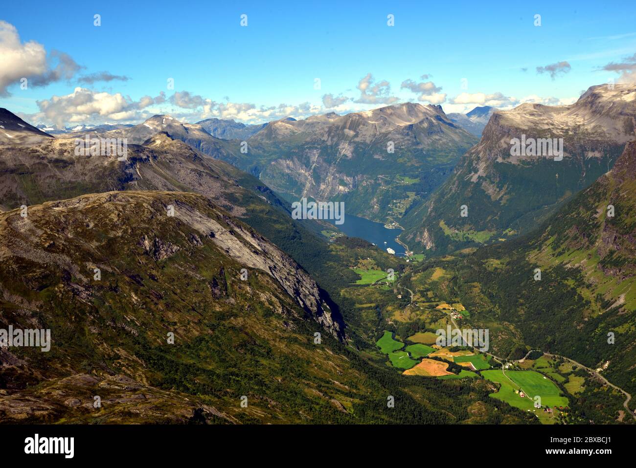 Vista da Dalsnibba, 1500 m sul livello del mare, verso Geirangerfjord, Norvegia. Foto Stock