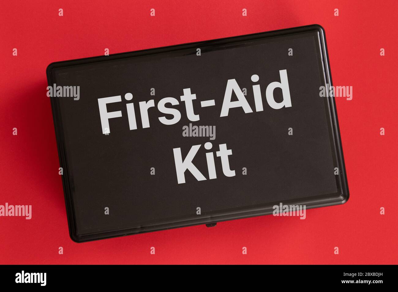 Kit di pronto soccorso isolato su sfondo rosso Foto Stock