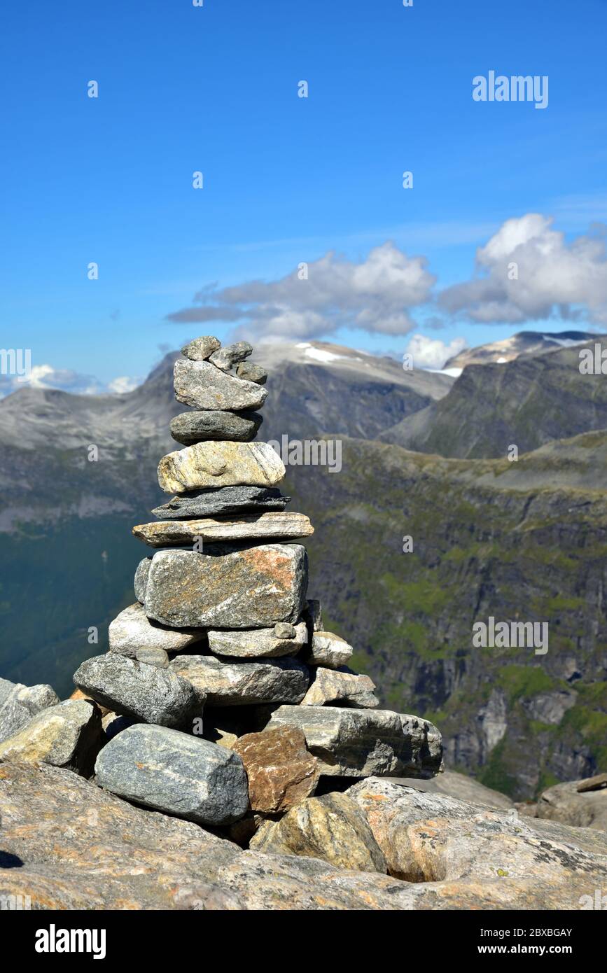 Mucchio di rocce su Dalsnibba, 1500 m sul livello del mare e che domina Geirangerfjord, Norvegia. Foto Stock