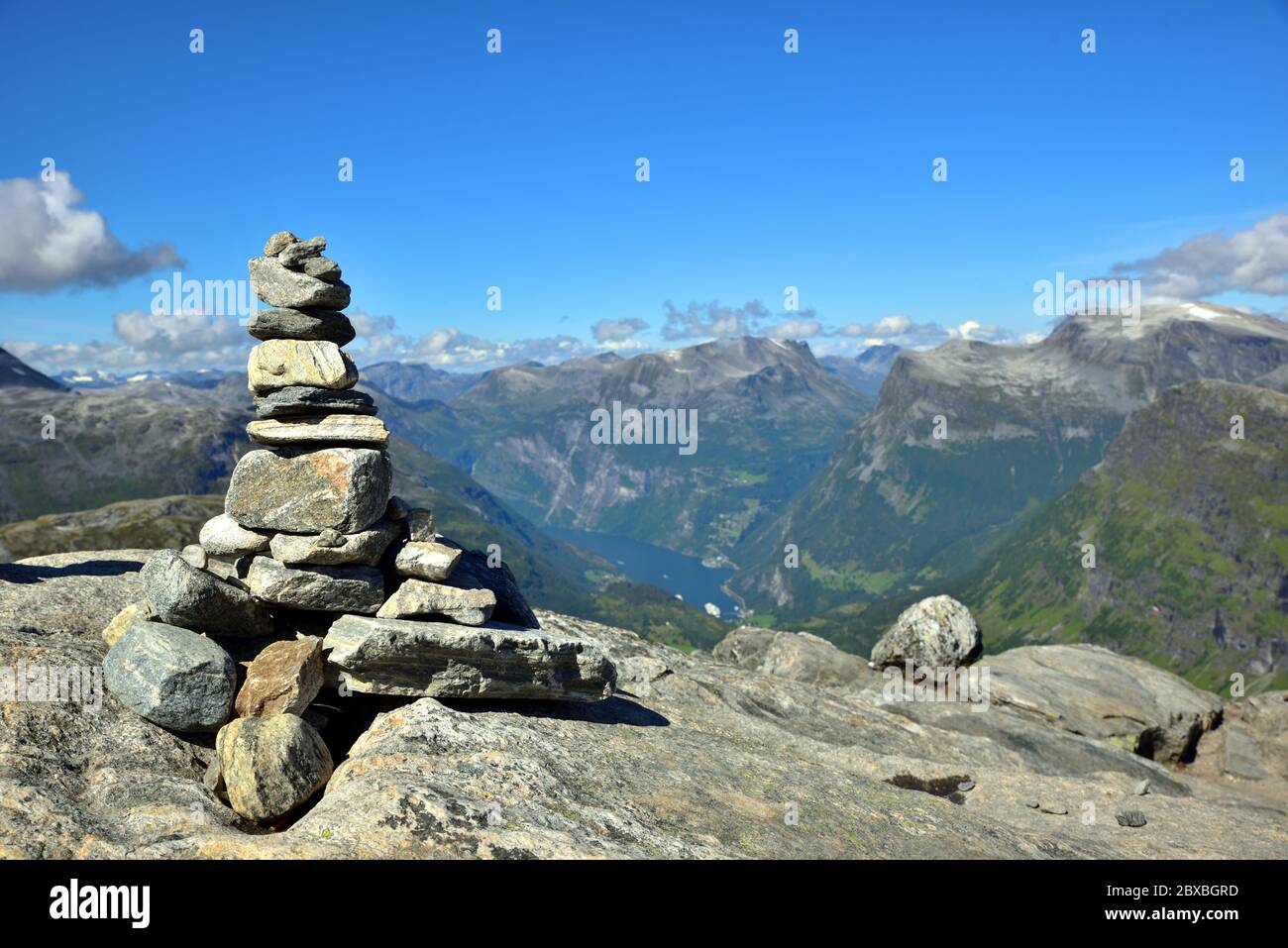 Cumulo di rocce su Dalsnibba, 1500 m slm, con Geirangerfjord, Norvegia, in lontananza. Foto Stock