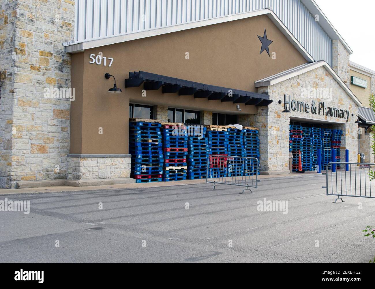 Tenere fuori i looters. 2 Giugno 2020. Walmart ad Austin, Texas, si prepara per un'altra notte di rivolte bloccando la porta d'ingresso per tenere fuori i saccheggiatori. Matthew Lynch/CSM/Alamy Live News Foto Stock