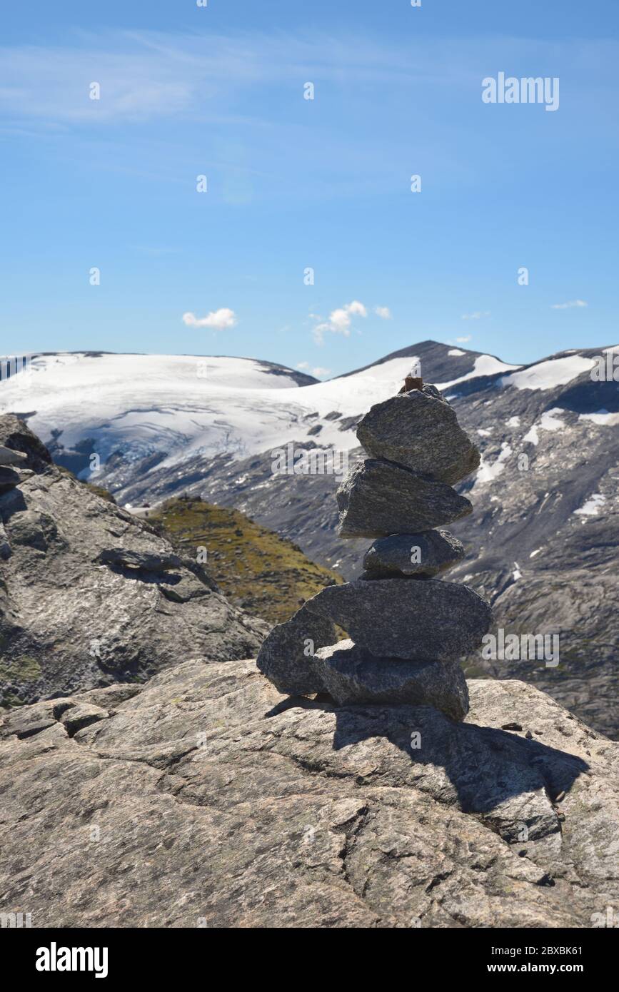 Mucchio di rocce su Dalsnibba, una montagna 1500 m sopra il livello del mare che domina Geirangerfjord, Norvegia. Foto Stock