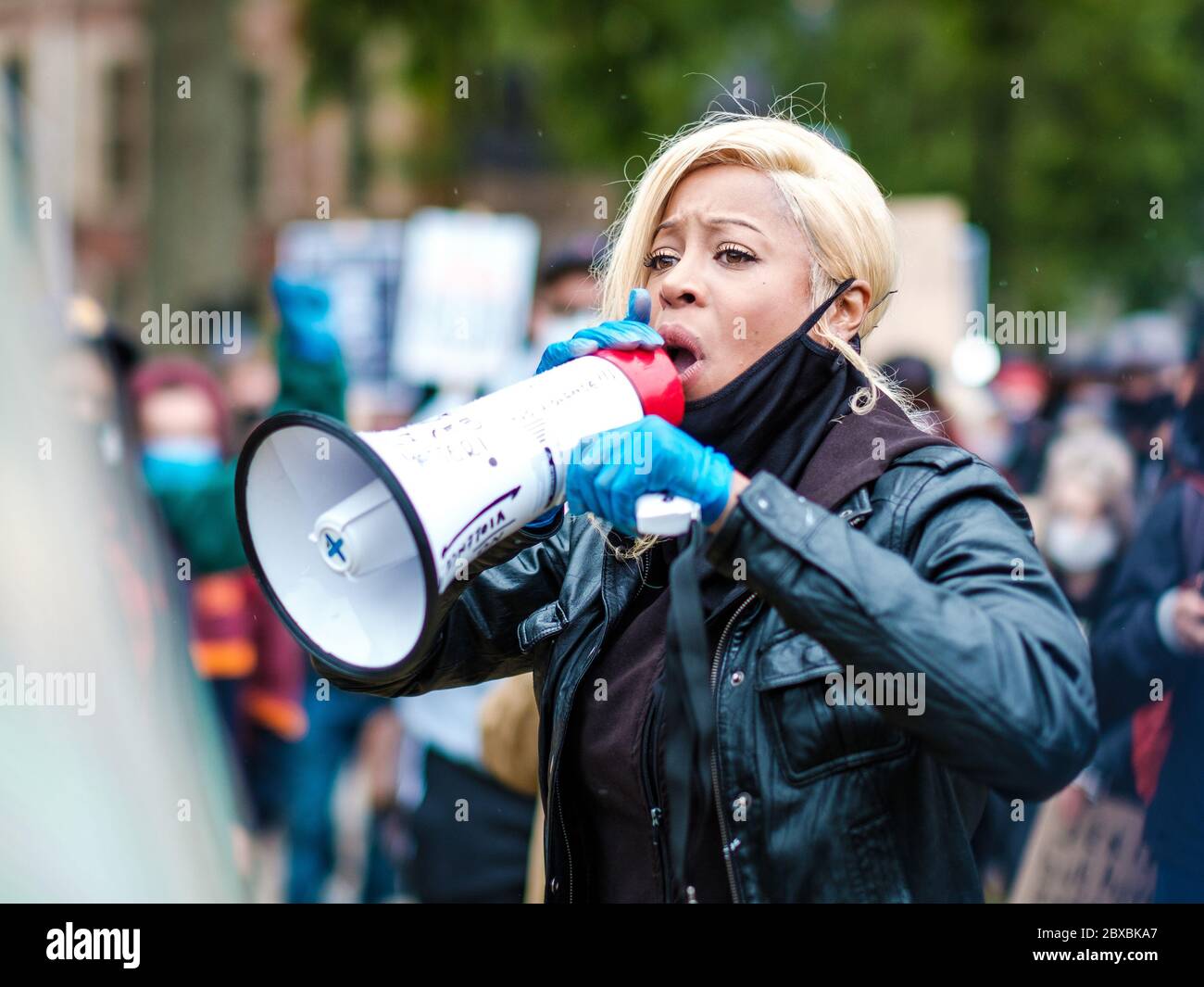 Londra, Regno Unito. 6 Giugno 2020. Imarn Ayton si rivolge alla folla per la protesta contro la questione Black Lives in Parliament Square a Londra. In memoria di George Floyd che è stato ucciso il 25 maggio mentre in custodia di polizia nella città americana di Minneapolis. Credit: Yousef al Nasser/Alamy Live News. Foto Stock