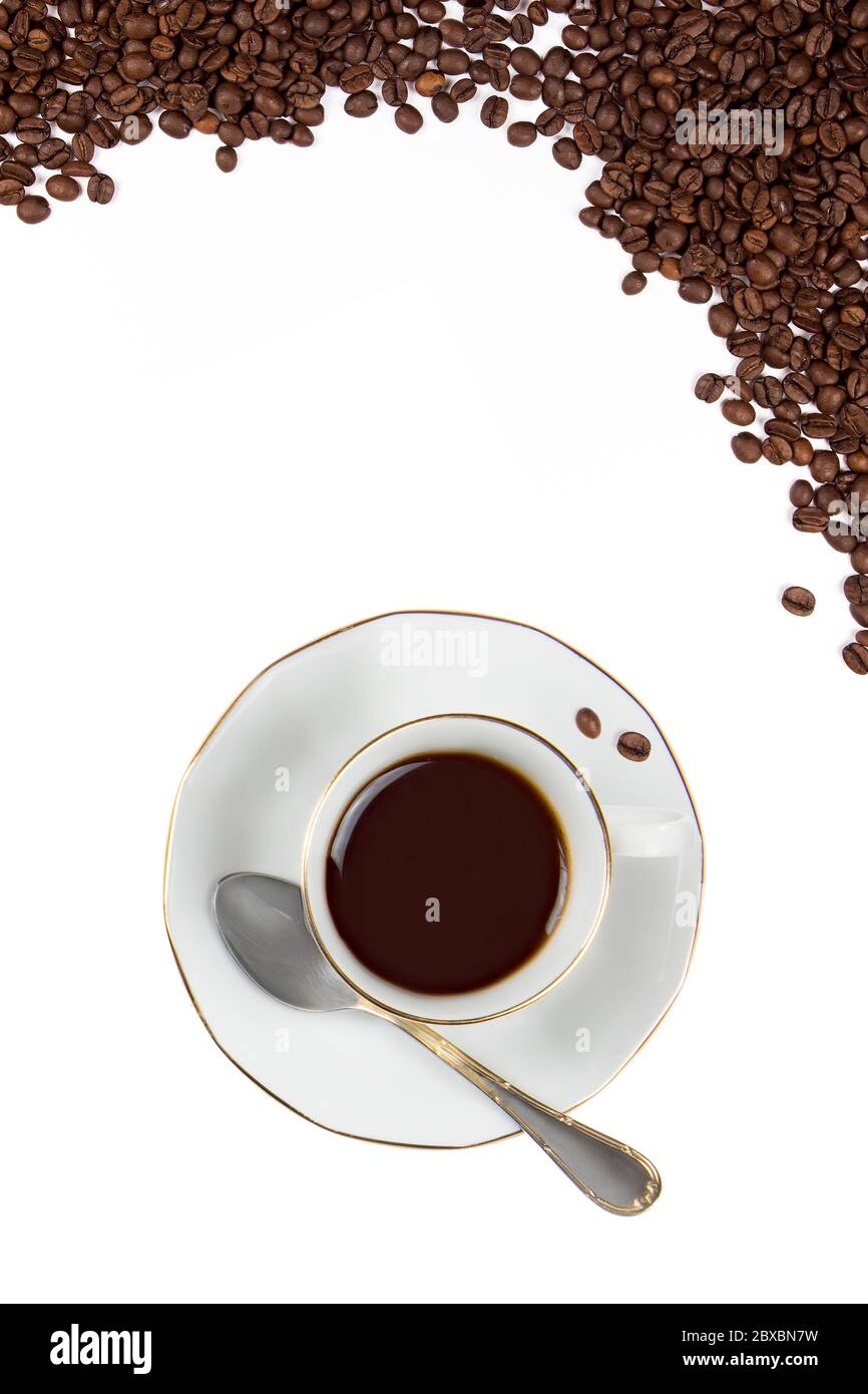 Vista aerea di una tazza di caffè e di chicchi di caffè. Ancora vita isolata su sfondo bianco Foto Stock