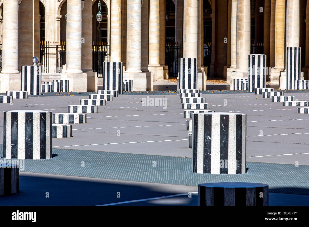 Parigi, Francia - 29 maggio 2020: Cour d'Honneur in Palais Royal (Palais-Cardinal, 1639) a Parigi: Famose colonne bianche e nere Buren (1985) Foto Stock