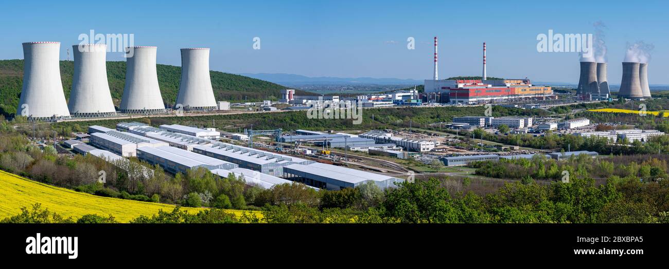 Vista panoramica della centrale nucleare Mochovce,Slovacchia.sulla centralina destra 1,2 in esercizio.sulla centralina sinistra 3,4 in costruzione. Foto Stock