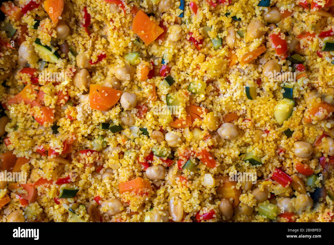 Cous cous con verdure. Sfondo della vista superiore. Foto Stock