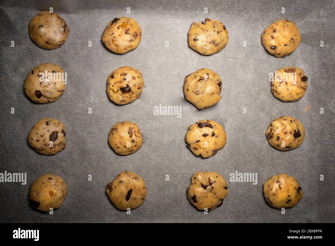 Biscotti non cotti pronti per essere cotti sul vassoio del forno Foto Stock