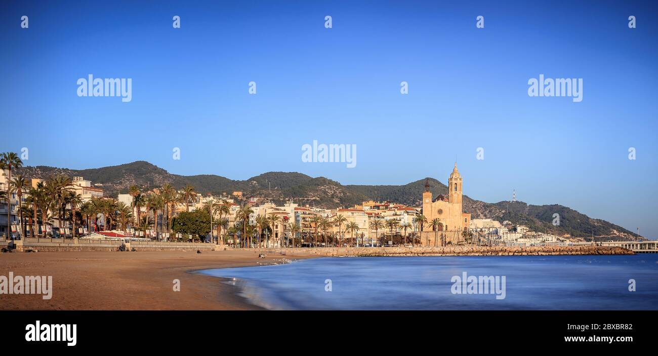 Sitges è una città nei pressi di Barcellona in Catalogna, Spagna. Essa è famosa per le sue spiagge e la vita notturna. Foto Stock