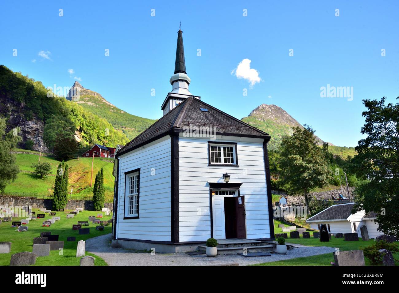 La chiesetta attraente a Geiranger, Norvegia. Foto Stock