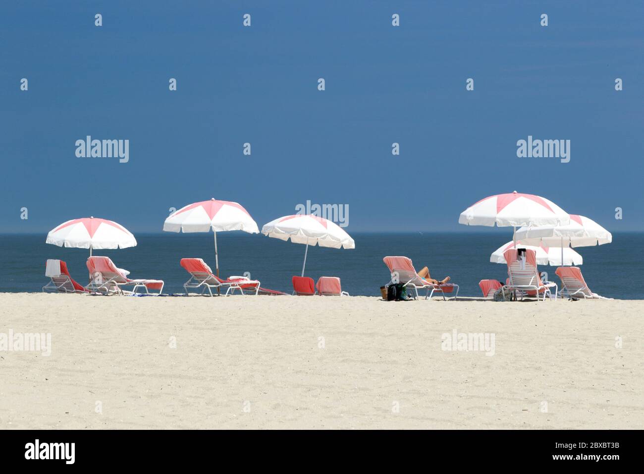 Ombrelloni da spiaggia allineati per una bella scena a Cape May, New Jersey, USA Foto Stock