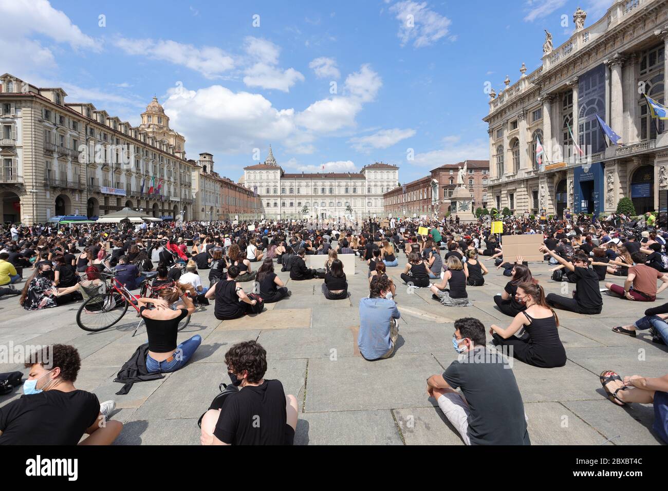 Torino, Italia. 6 Giugno 2020. Le vite nere sono gli attivisti che protestano contro il razzismo di fronte al Palazzo reale. Credit: MLBARIONA/Alamy Live News Foto Stock