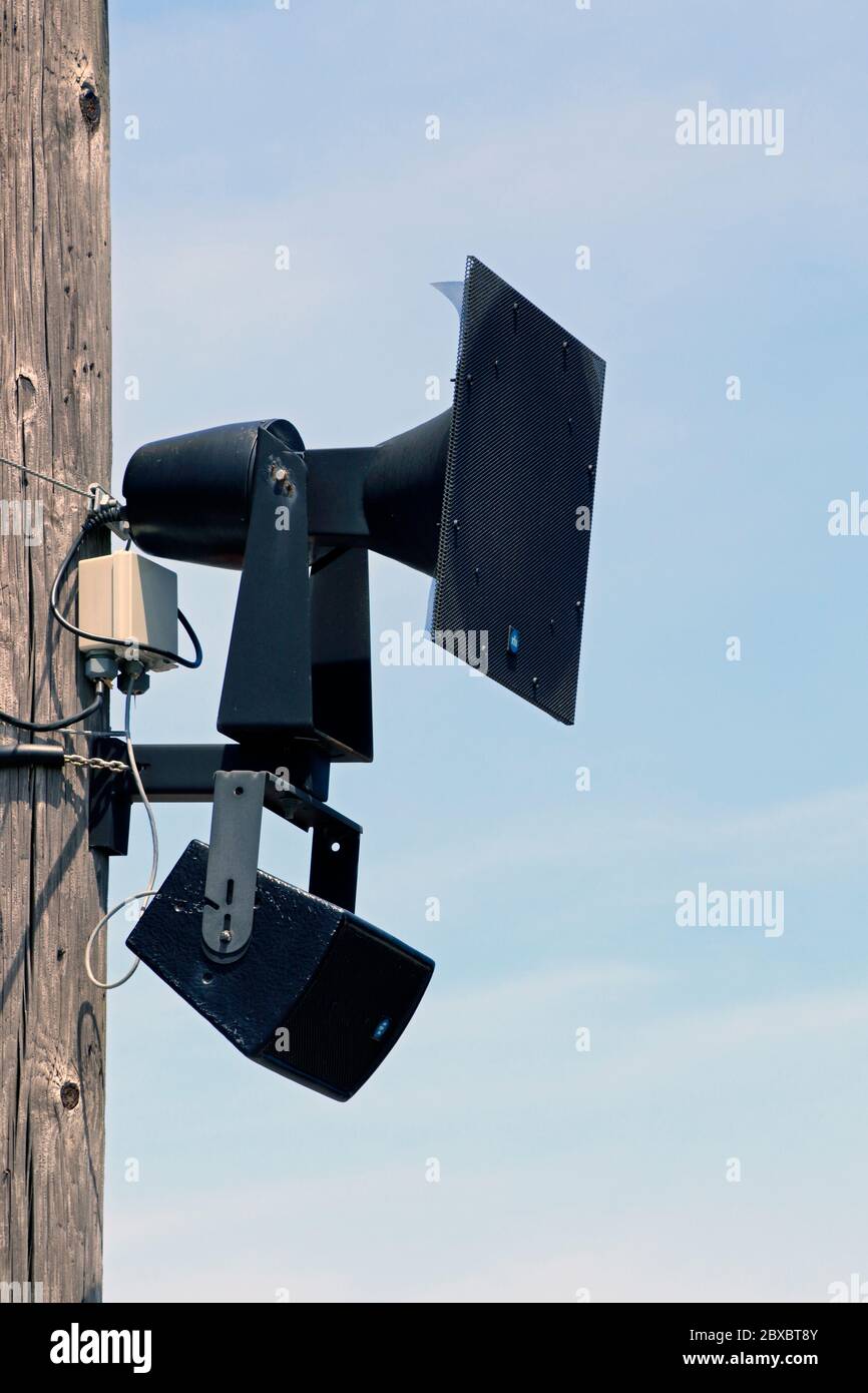 Un altoparlante collegato ad un palo telefonico sul lungomare di Cape May, New Jersey, USA Foto Stock