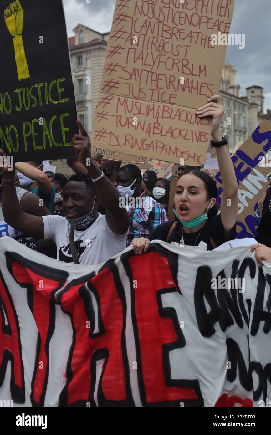 Torino, Italia. 6 Giugno 2020. Black Lives gli attivisti della materia agirano un cartello contro il razzismo di fronte al Palazzo reale. Credit: MLBARIONA/Alamy Live News Foto Stock