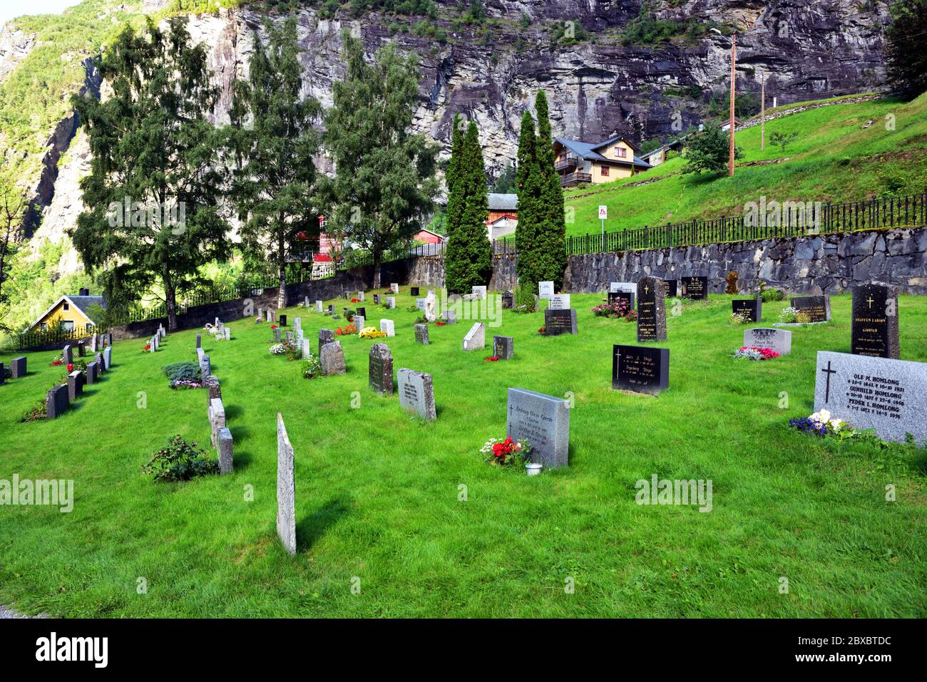 Cimitero dietro la chiesetta di Geiranger, Norvegia. Foto Stock