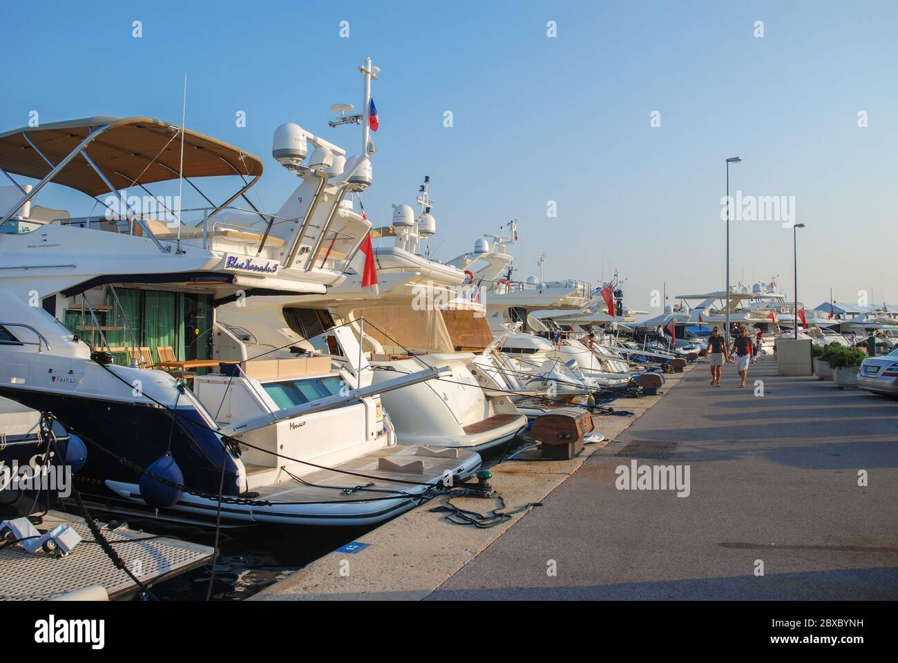 Una fila di barche ormeggiate a Port de Saint Tropez sotto il sole estivo, in Francia Foto Stock