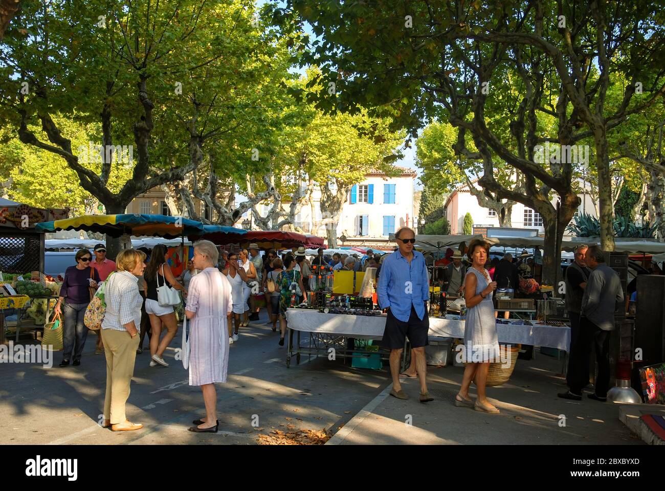 Gli amanti dello shopping nel mercato provenzale di Place des Lices, Saint Tropez, Francia Foto Stock