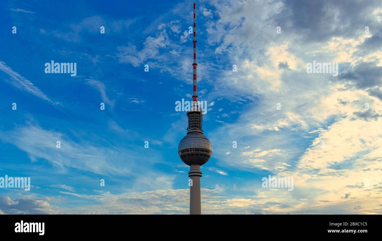 Berlino, Germania - 11 agosto 2019 - la 'Berliner Fernsehturm' (torre della televisione di Berlino) con un cielo blu Foto Stock Berlino, Germania - 11 agosto 2019 - la 'Berliner Fernsehturm' (torre della televisione di Berlino) con un cielo blu Foto Stock