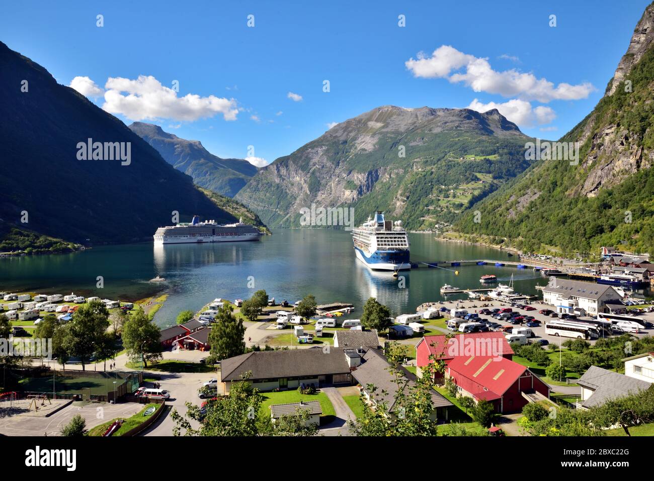 Vista di Geiranger e Geirangerfjord, Norvegia, con navi da crociera visita Marella Discovery e Arcadia Foto Stock