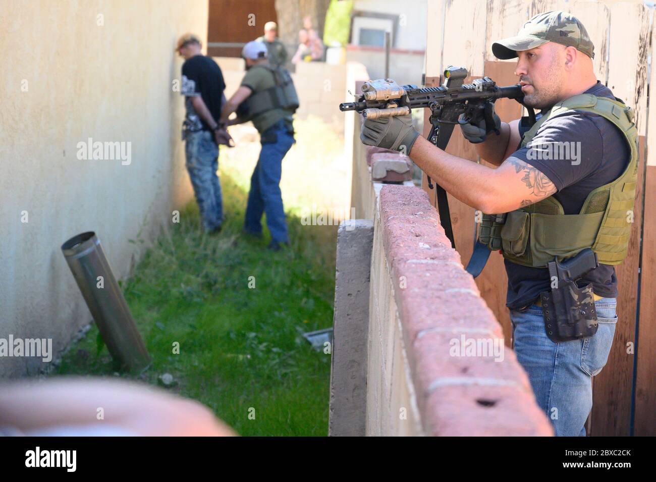 I marshali statunitensi e la polizia locale arrestano un fuggitivo voluto per i reati violenti durante l'operazione multistato di 90 giorni Triple Beam 23 luglio 2019 ad Albuquerque, New Mexico. L'operazione ha provocato più di 6,000 arresti in comunità colpite dalla violenza. Foto Stock