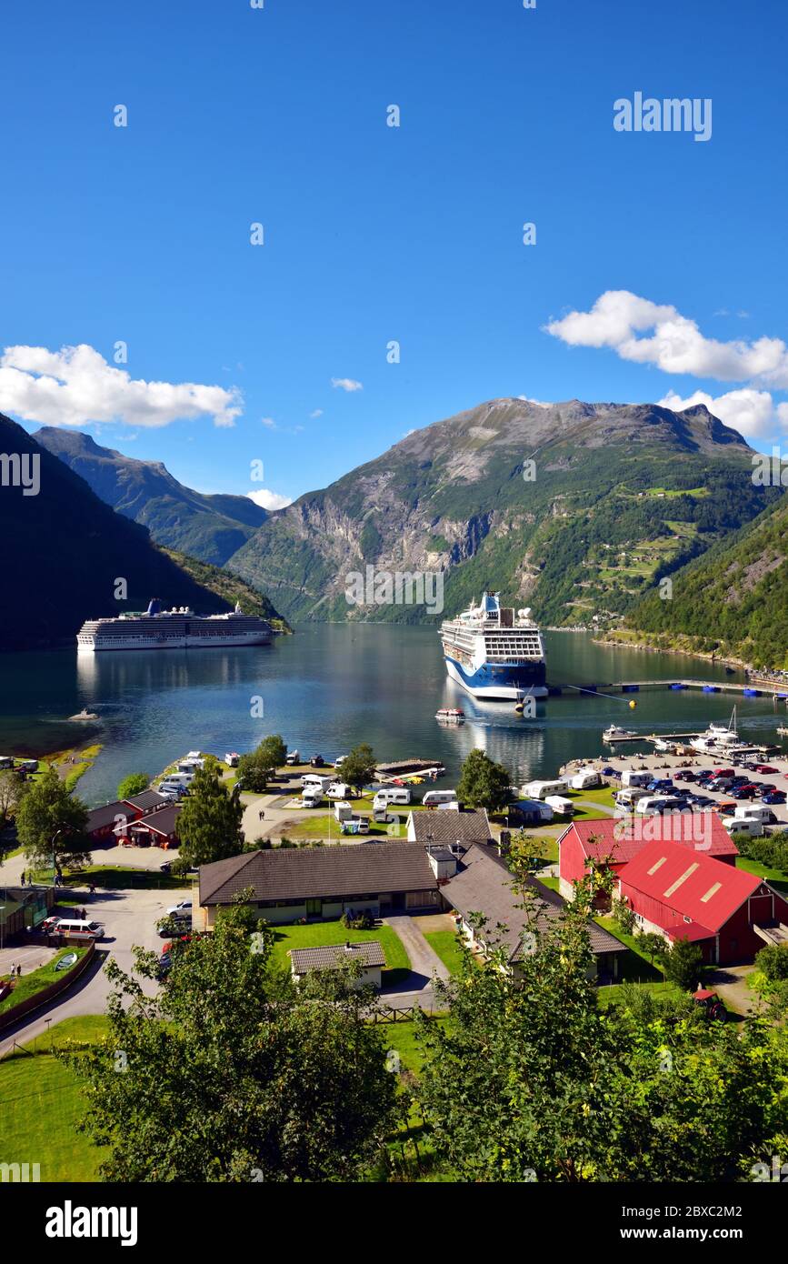 Vista di Geiranger e Geirangerfjord, Norvegia, con navi da crociera visita Marella Discovery e Arcadia Foto Stock