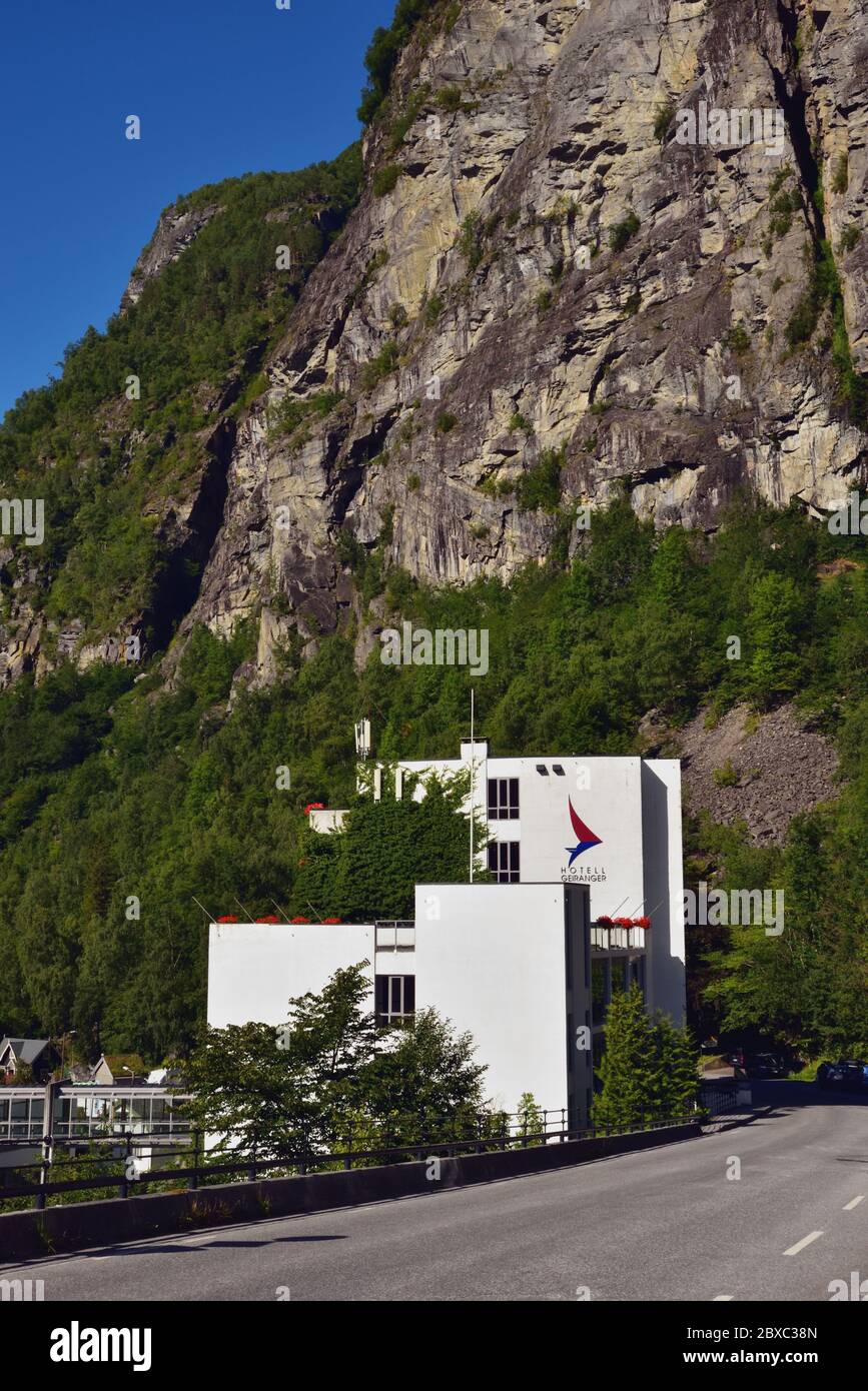 Si avvicina all'Hotel Geiranger sulla Fv63, la strada principale che attraversa la città di Geiranger, Norvegia. Foto Stock