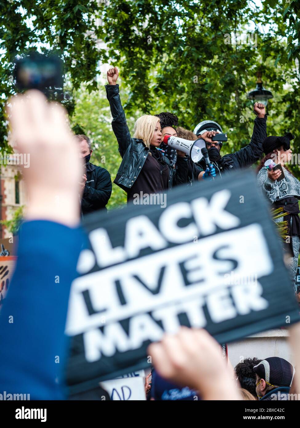 Londra, Regno Unito. 6 Giugno 2020. Imarn Ayton si rivolge alla folla per la protesta contro la questione Black Lives in Parliament Square a Londra. In memoria di George Floyd che è stato ucciso il 25 maggio mentre in custodia di polizia nella città americana di Minneapolis. Credit: Yousef al Nasser/Alamy Live News. Foto Stock