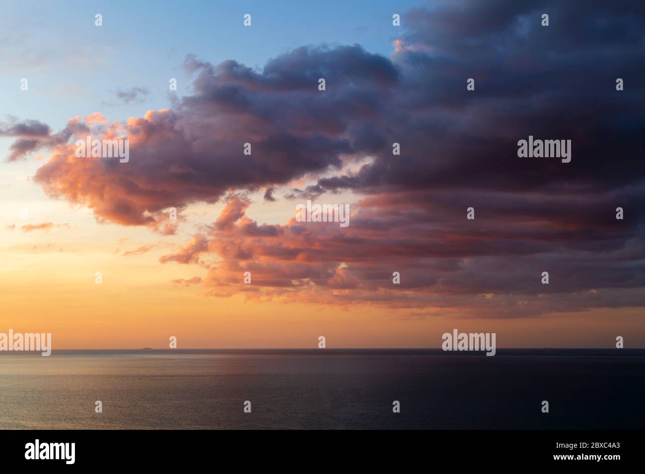 Un bel tramonto mare e paesaggio nuvoloso con l'orizzonte sull'acqua a Batu Ferringhi Beach sull'Isola di Penang in Malesia/ Foto Stock