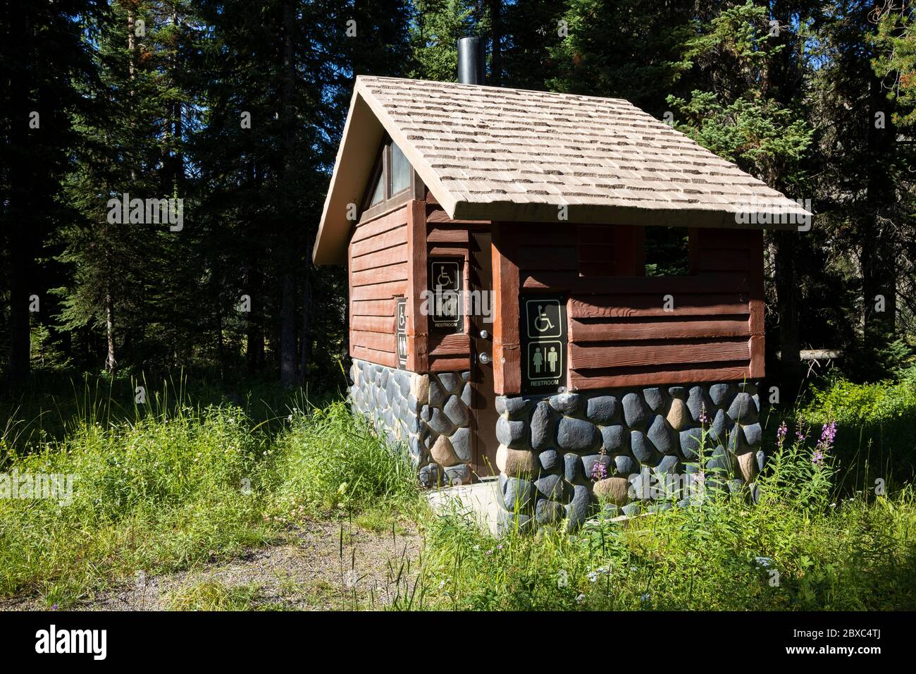 Servizi igienici in un campeggio vicino a Grassy Lake Road nel Parco Nazionale di Grand Teton, lungo la Great divide Mountain Bike Route. Foto Stock