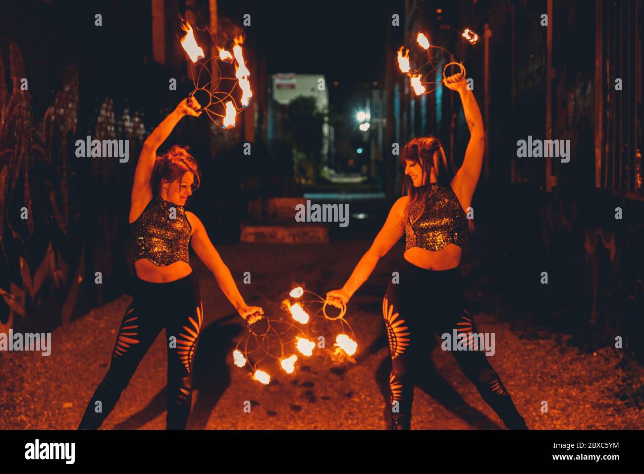 Danzatori del fuoco che si esibiscono per strada. Foto Stock