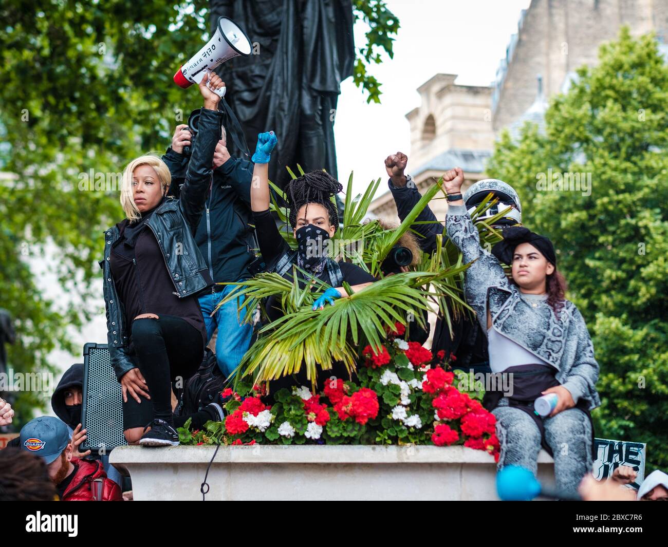 Londra, Regno Unito. 6 Giugno 2020. Imarn Ayton si rivolge al cowod contro la protesta della Black Lives Matter in Parliament Square a Londra. In memoria di George Floyd che è stato ucciso il 25 maggio mentre in custodia di polizia nella città americana di Minneapolis. Credit: Yousef al Nasser/Alamy Live News. Foto Stock