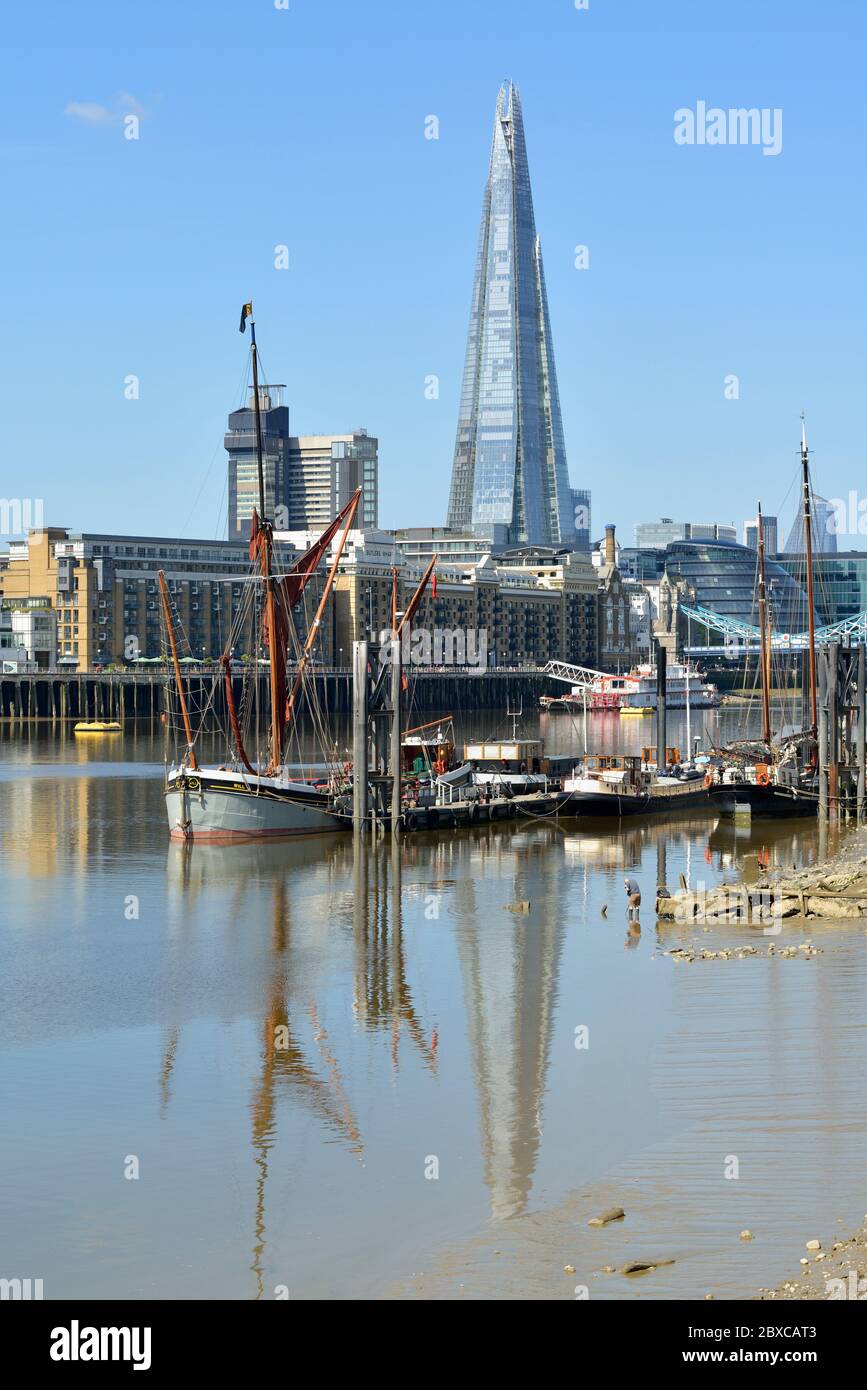Chiatta a vela del Tamigi presso Hermitage Community Moorings, Shard and City Hall, Shad Thames, Bermondsey, Londra, Regno Unito Foto Stock