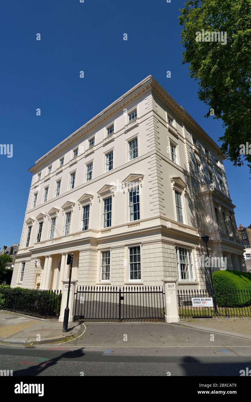 Seaford House, grande palazzo aristocratico bianco in stucco, Belgrave Square, Upper Belgrave Street, Londra, Regno Unito Foto Stock