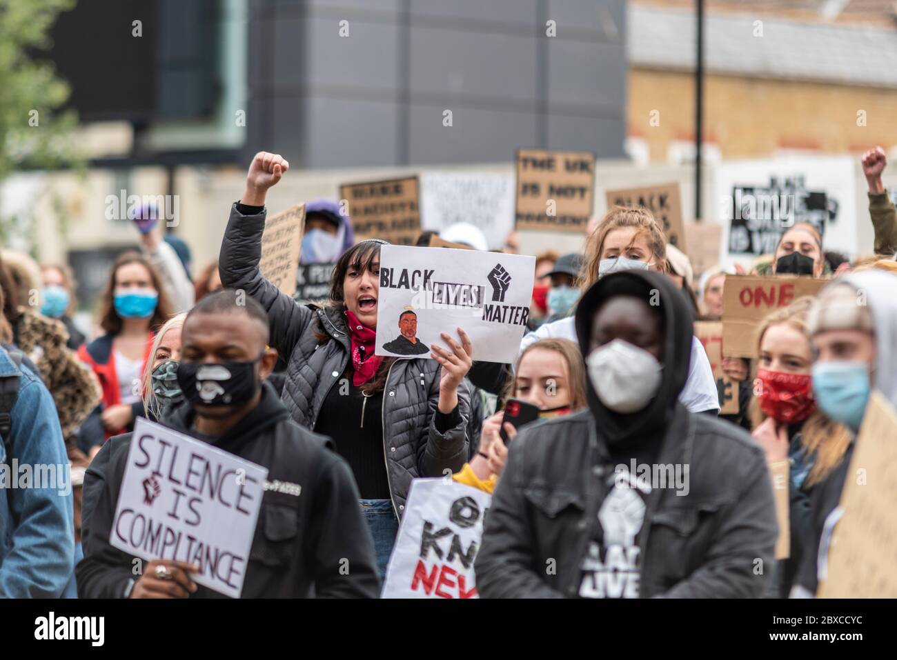 La manifestazione di protesta contro il razzismo a Southend on Sea, Essex, Regno Unito. Femmina bianco tra la folla con pugno di pugno arenato sollevato. Senza maschera Foto Stock