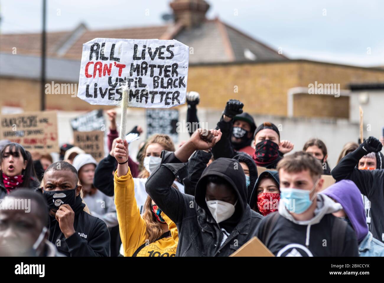 La manifestazione di protesta contro il razzismo a Southend on Sea, Essex, Regno Unito. Slogan placard, tutte le vite non possono importa, fino a quando la vita nera conta Foto Stock