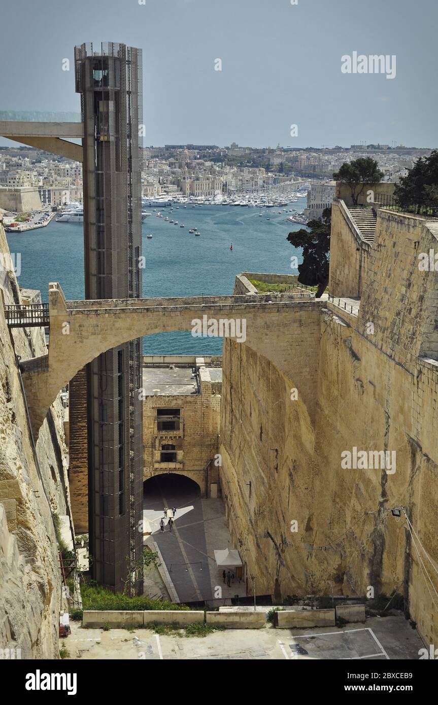 Vista del porto turistico dagli orti di Barrakka a la Valletta. L'ascensore visitatori in primo piano sulla sinistra Foto Stock