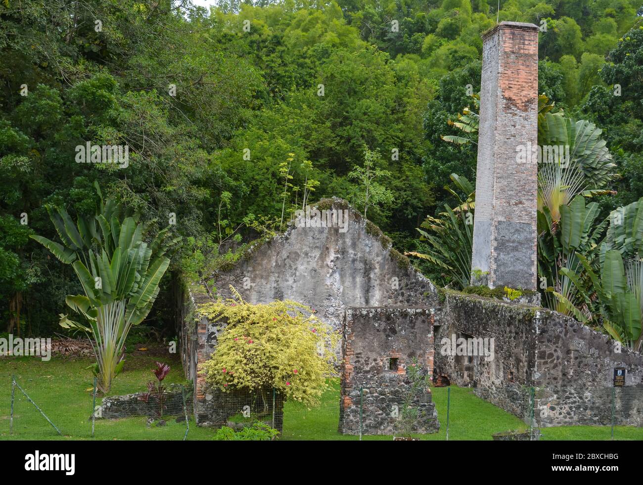 Trois Ilets, Martinica - 20 settembre 2018: Rovine di zuccherificio e vecchia fabbrica di rum. Luogo di nascita dell'imperatrice Josephine. Museo la Pagerie Foto Stock
