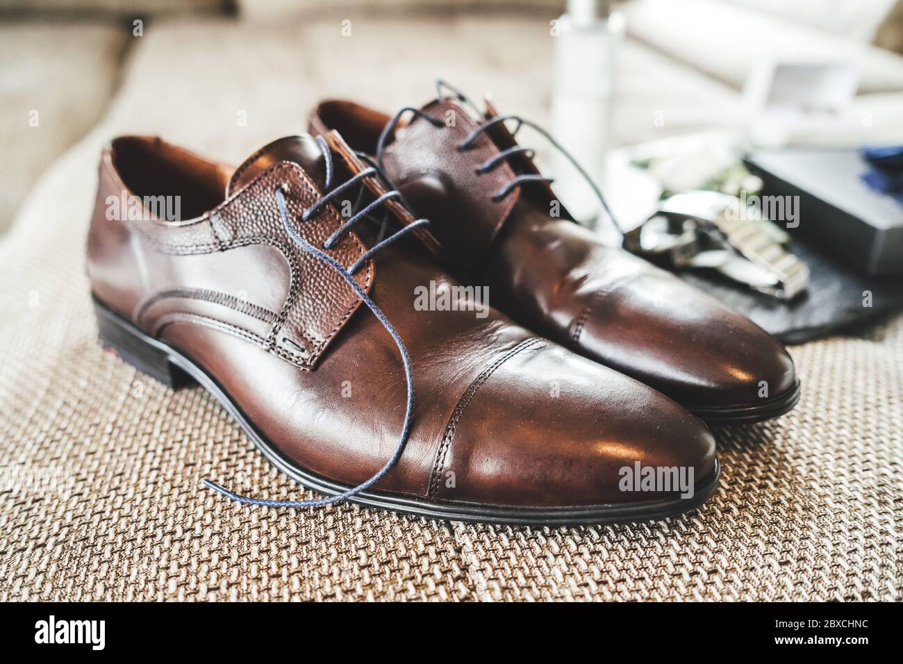 Paio di scarpe stringate in pelle. Vista laterale delle scarpe uomo marrone  lucido. Scarpe da sposa Foto stock - Alamy