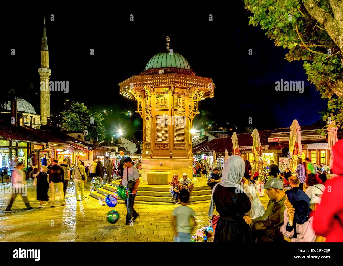 Vista notturna di piazza Bascarsija con fontana in legno Sebilj nella Città Vecchia di Sarajevo.Bosnia Erzegovina.Bascarsija è il simbolo di Sarajevo Foto Stock