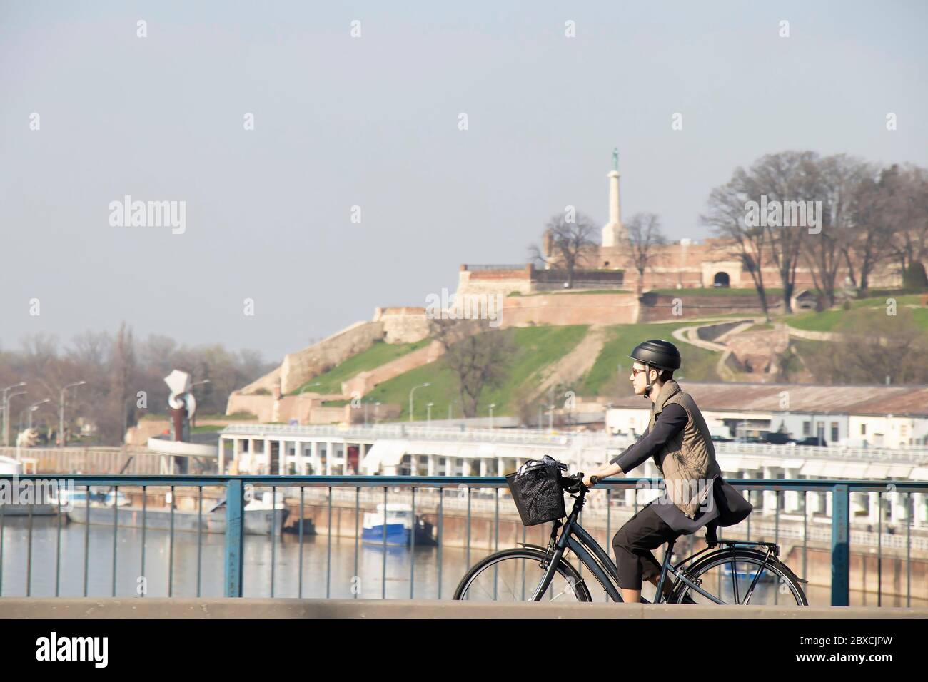 Uomo felice che indossa casco da ciclismo e occhiali da sole Foto stock -  Alamy