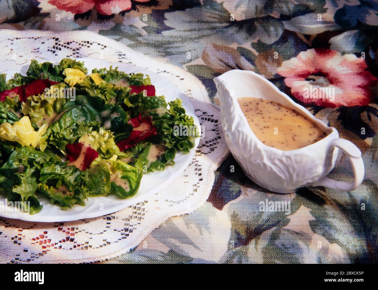 Insalata verde con condimento di semi di papavero Foto Stock